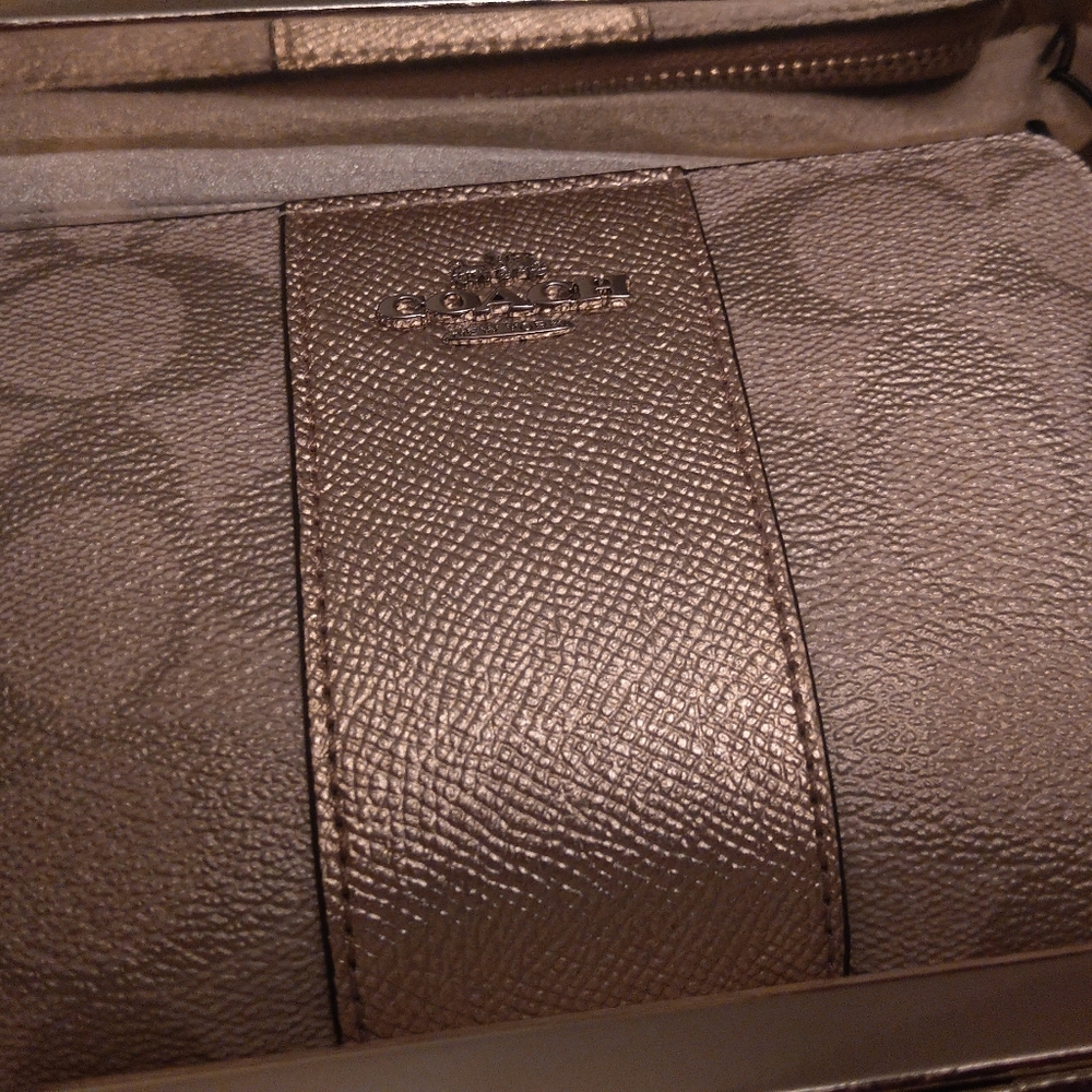 Limited Edition Coach Boxed Metallic Zip Wristlet - Picture 2 of 8